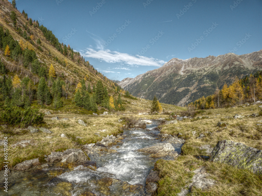 Wildwasser in Herbstlandschaft in HDR Wildwasser in Herbstlandschaft in HDR