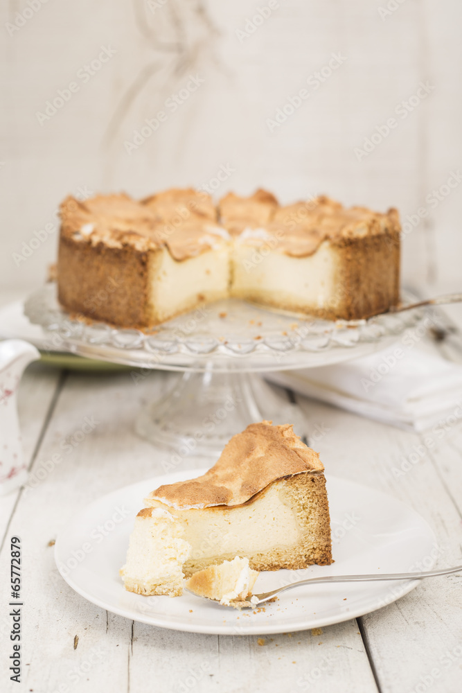 Klassischer Käsekuchen mit Eischneehaube Stock-Foto | Adobe Stock