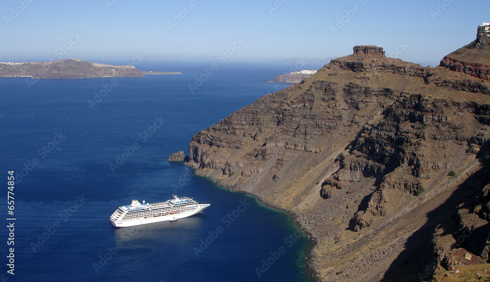 Obraz premium Kreuzfahrtschiff bei Santorin