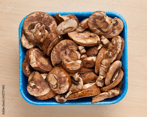 Champignons in box.