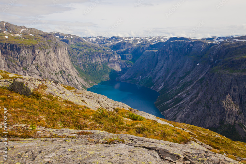 A vibrant picture of the mountain route to famous norwegian hiki