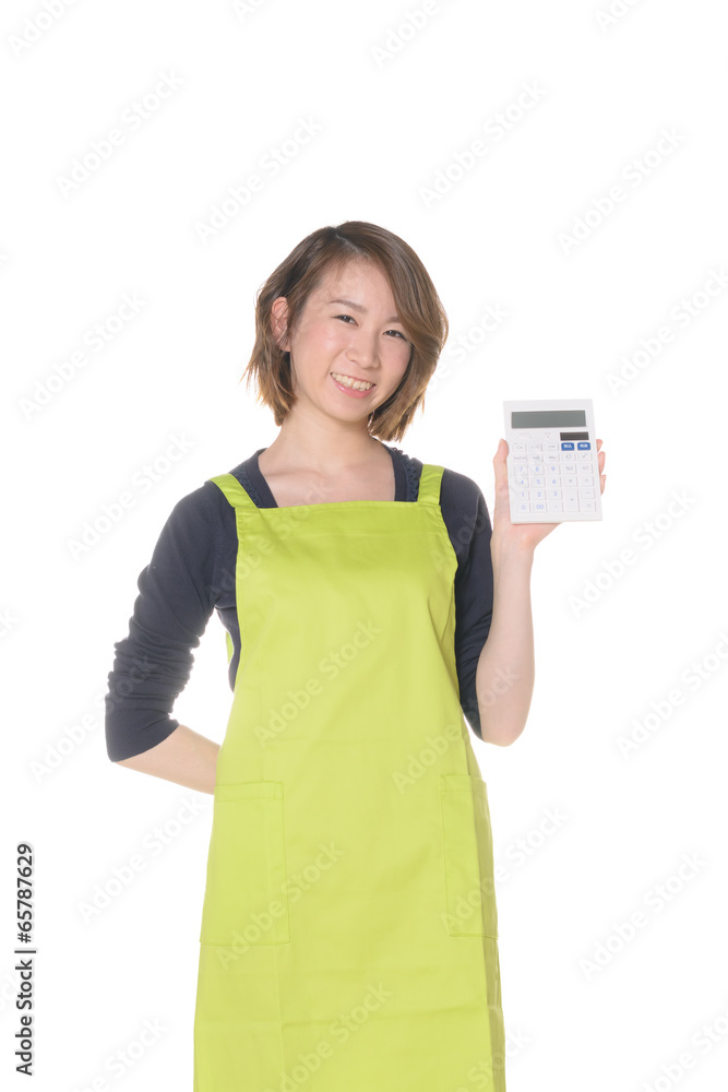 電卓を持つ女性