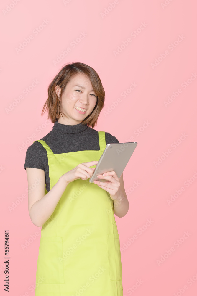 タブレット端末を使って献立を考える女性 タブレット端末を使って献立を考える女性