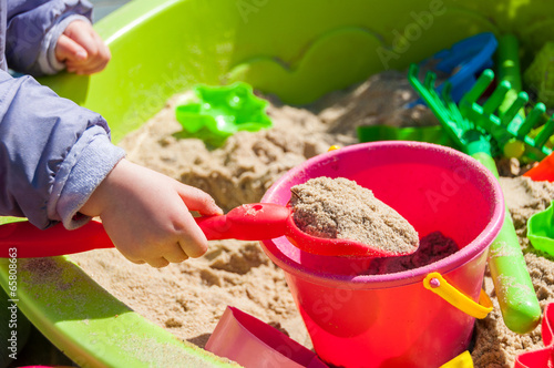 Fotografi Child playing in sandbox