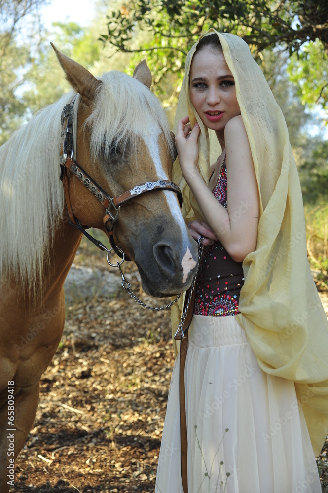 Obraz premium Young lady with horse