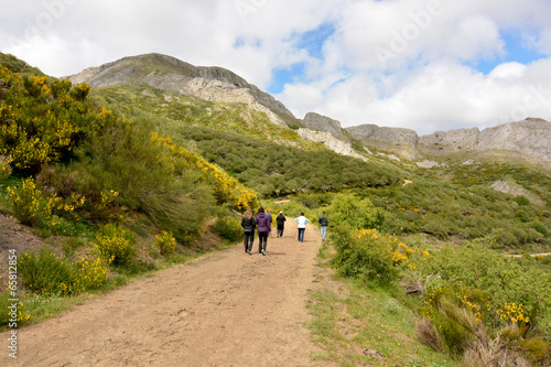 grupo de personas caminando por un camino de montaña © uzkiland