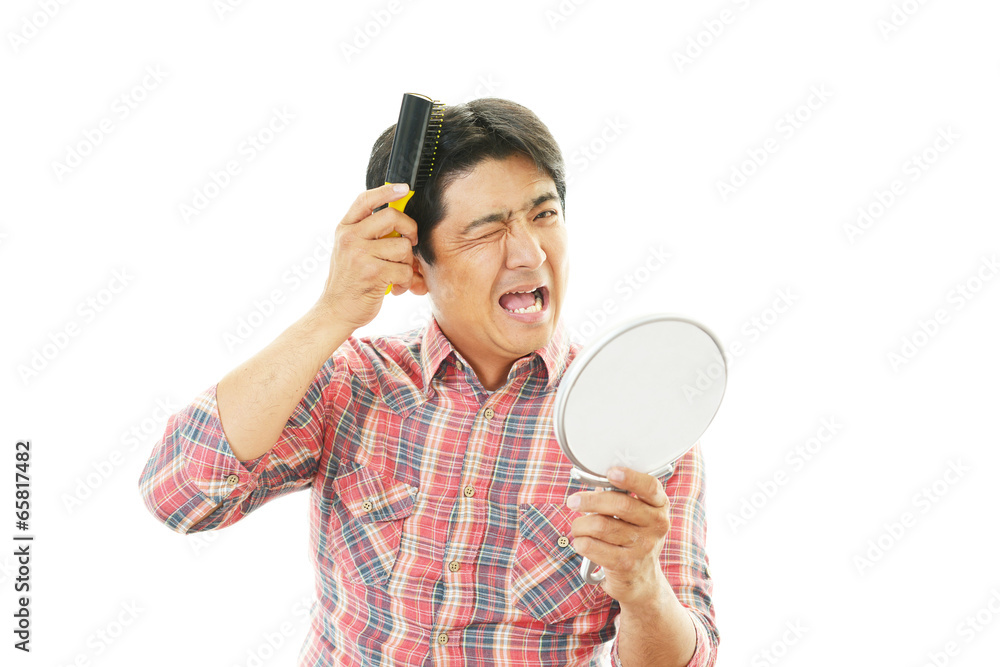 ヘアーセットをしている男性