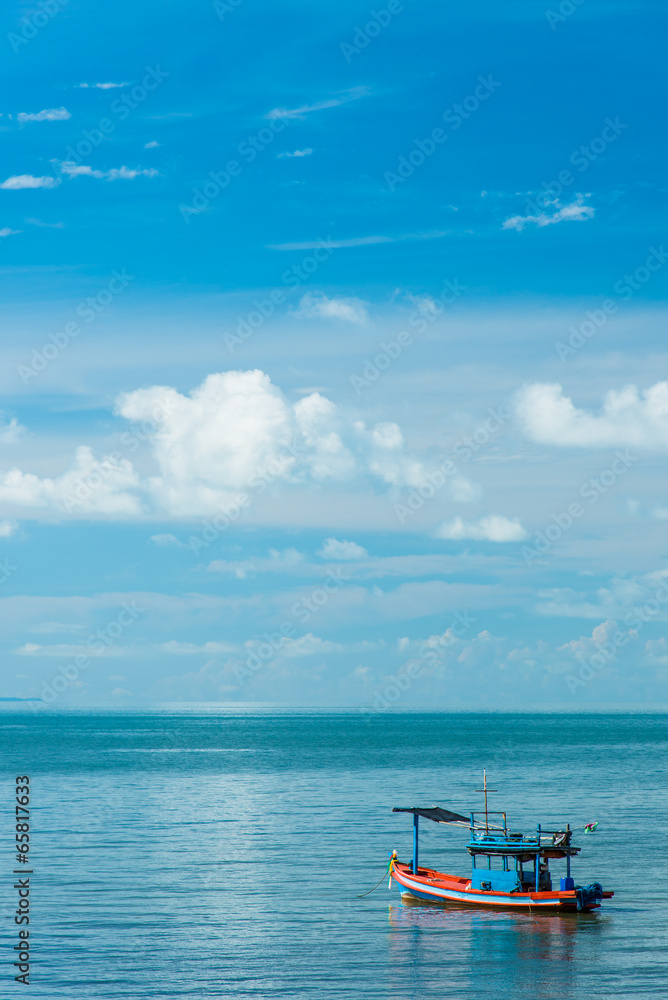 Fototapeta premium Small boat with blue sky
