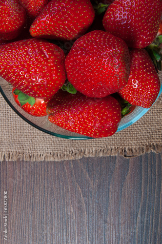 Obraz na płótnie Fresh strawberries in a Bowl w salonie