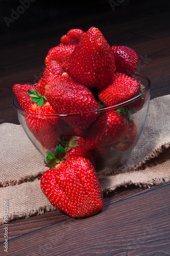 Obraz na płótnie Fresh strawberries in a Bowl w salonie