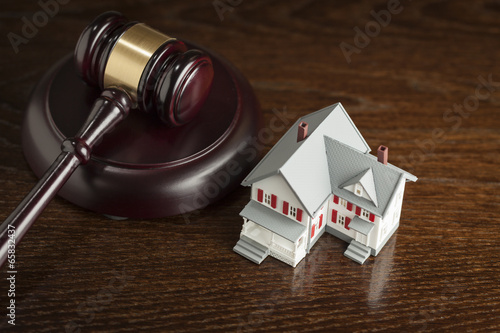 Obraz na płótnie Gavel and Small Model House on Table