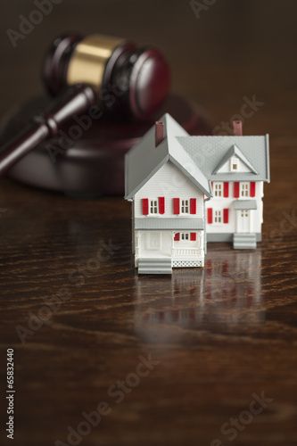 Obraz na płótnie Gavel and Small Model House on Table