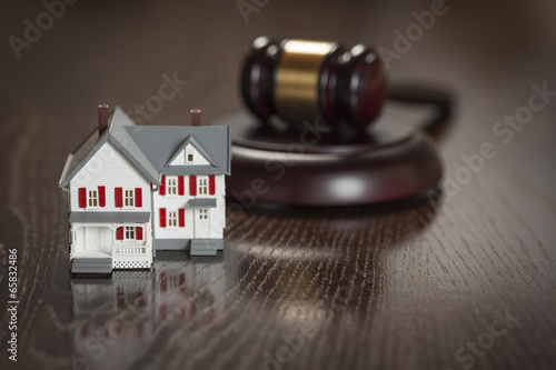Obraz na płótnie Gavel and Small Model House on Table