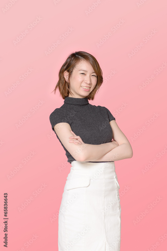 腕組みする女性 腕組みする女性