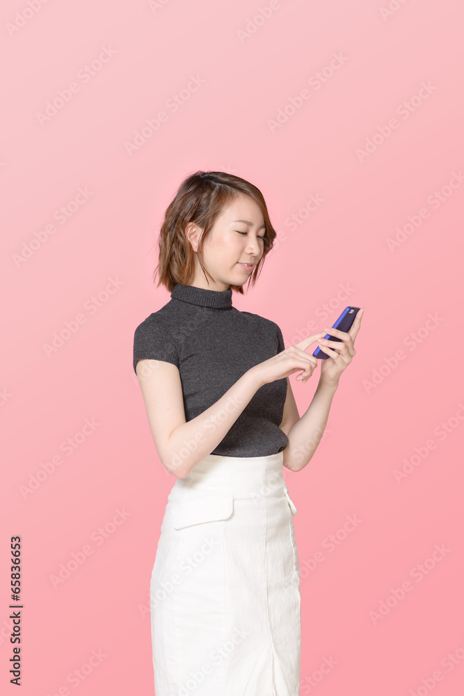 スマートフォンを使う女性 スマートフォンを使う女性