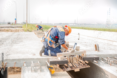 Obraz na płótnie Workers on bridge construction w salonie