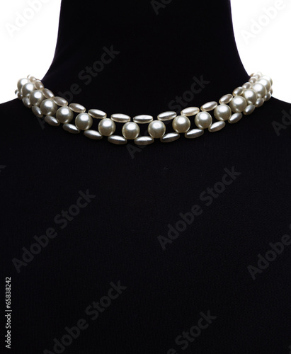 necklace type pearl on black mannequin