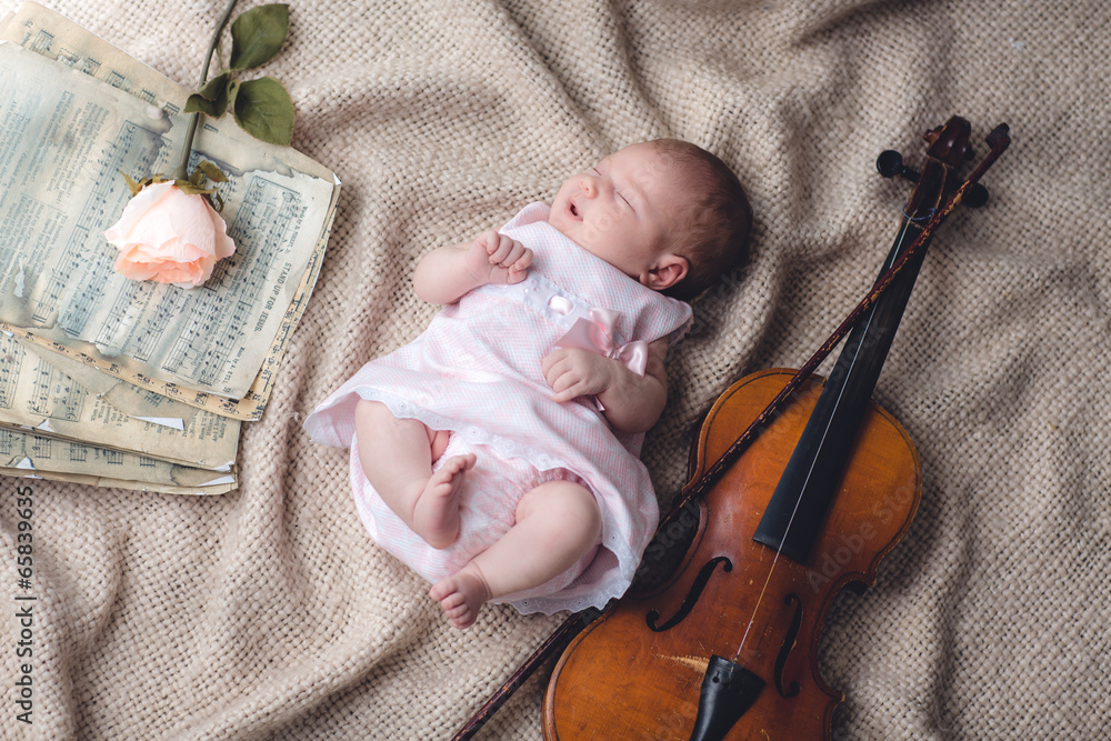 bebe con violin Photos | Adobe Stock