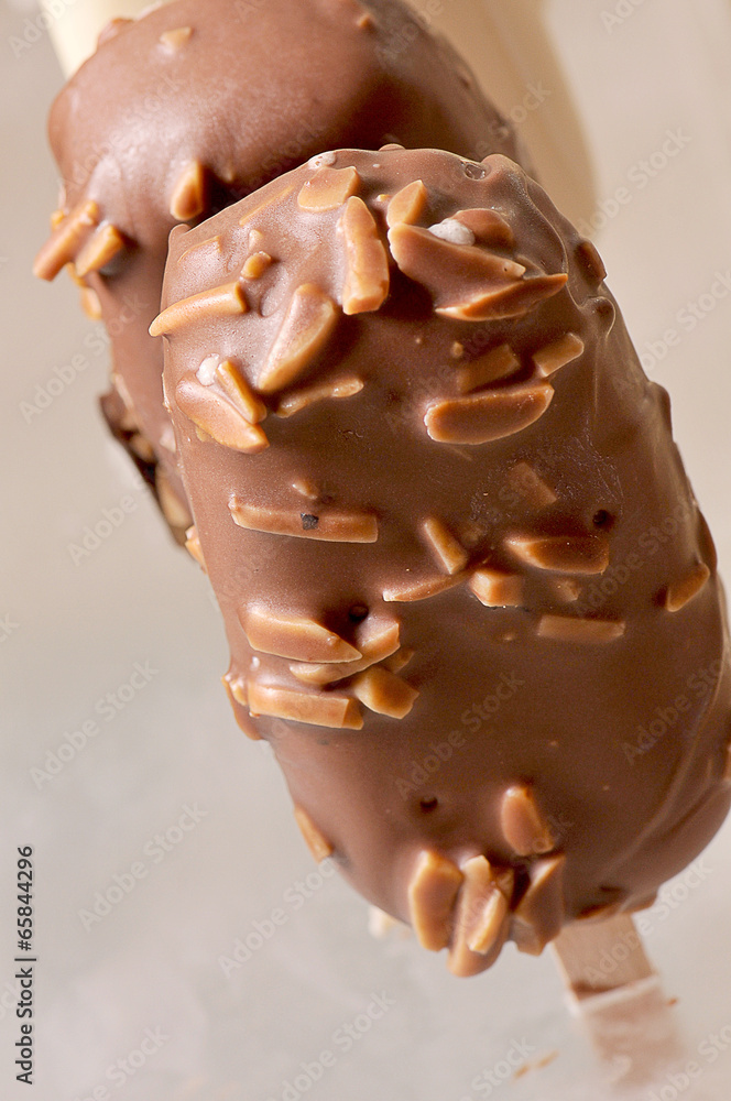 Naklejka premium gelato ricoperto al cioccolato