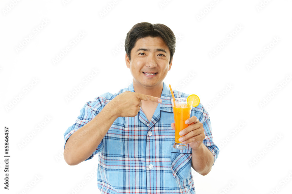 ジュースを飲む男性 ジュースを飲む男性