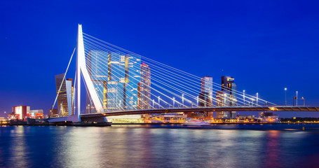 Fototapete Erasmusbrücke Rotterdam Skyline Niederlande Stadtpanorama  © mihaiulia
