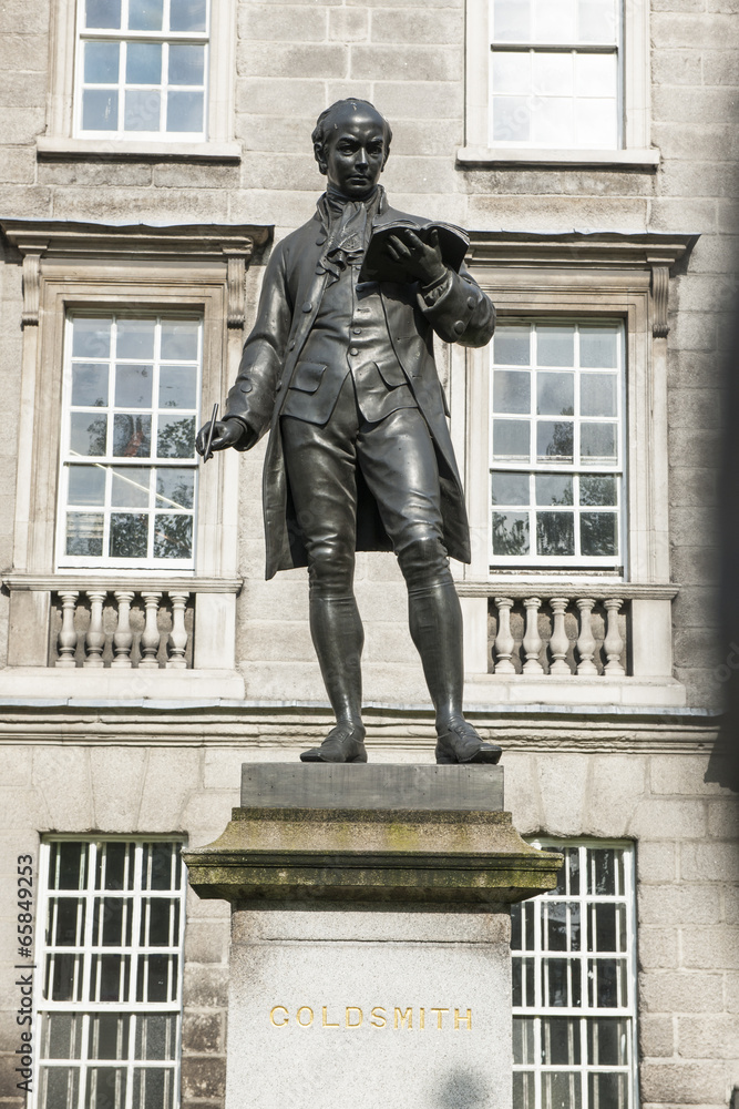 Statue von Oliver Goldsmith beim Trinity College, Dublin, Irland