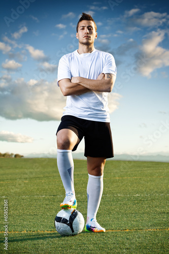 Soccer player with ball, outdoors Fototapet