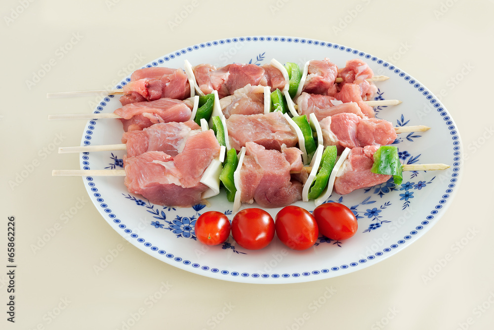 brochettes de viande crues présentées sur assiette brochettes de viande crues présentées sur assiette