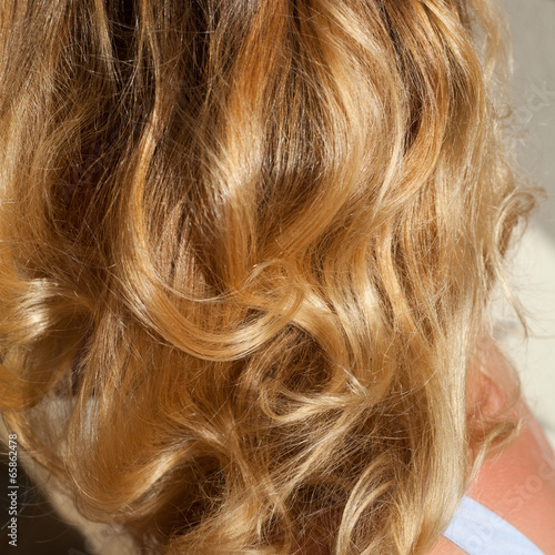 kobieta młoda blondynka piękny lustro loki włosy fryzjer 