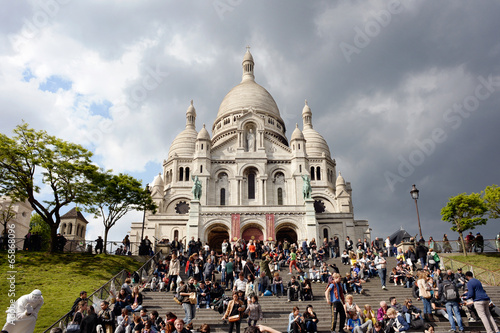 Sacré-Cœur and crowd of turists