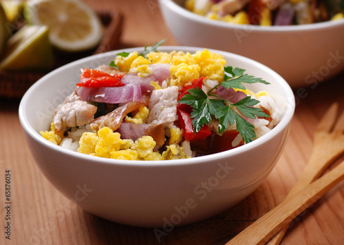 carne di maiale, verdure e uova strapazzate