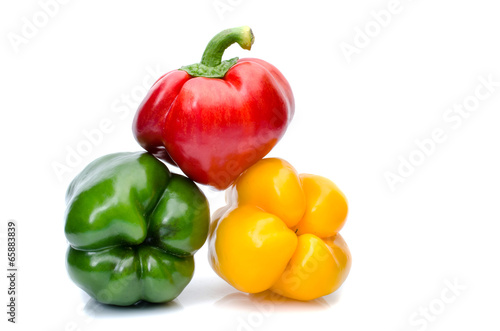 Photo bell pepper or capsicum isolated on white