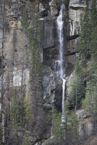 Wasserfall in den Bergen an einem Felsen © Ewa Leon