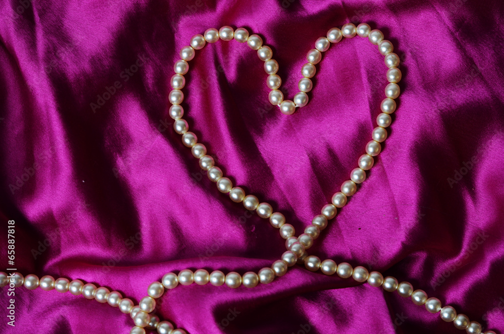 Fototapeta premium heart shaped pearl necklace