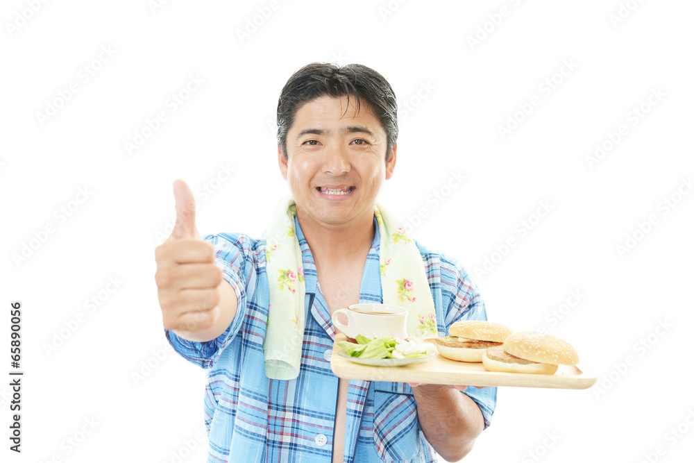 朝食中の笑顔の男性