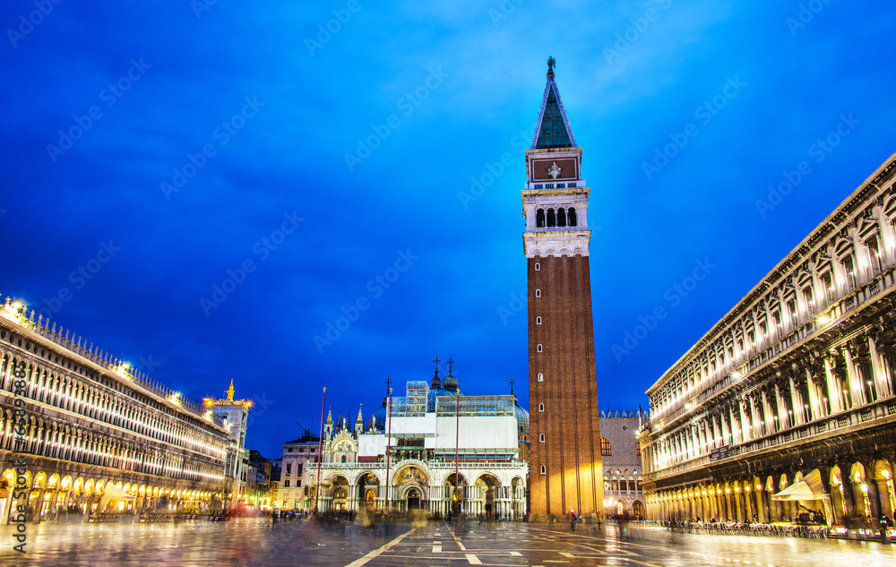 Naklejka premium Wieczorem widok placu świętego Marka w Wenecji, Włochy
