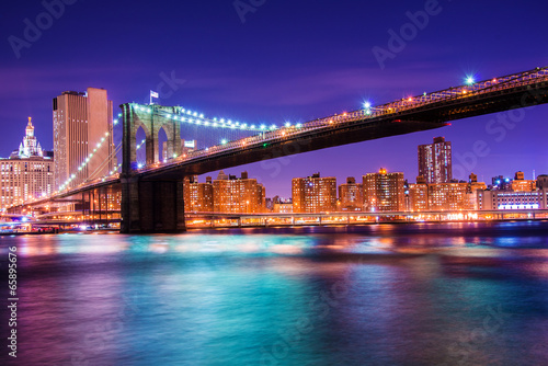Fototapeta Naklejka Na Ścianę i Meble -  Brooklyn bridge at night in New York