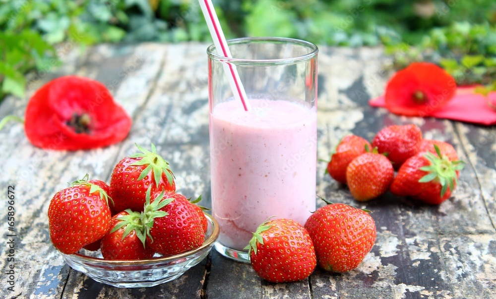 erdbeer milchshake im garten erdbeer milchshake im garten