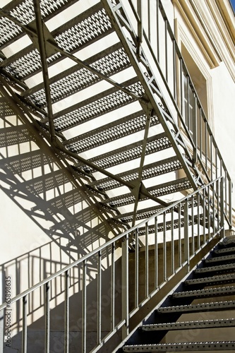 escalier de secours en métal. Jeu d'ombre et de lumière