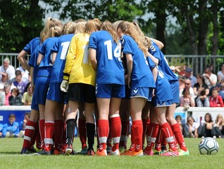 Deken met foto Voetbal Meisjesvoetbal tijdens jeugdtoernooi in Bretagne  © ALAIN VERMEULEN