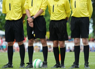 Papier peint photo Football Arbitres en action sur le terrain  © ALAIN VERMEULEN