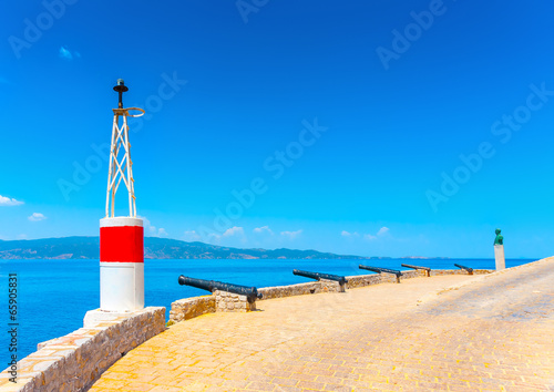 Konstfotografi The red port light of the main harbor of Hydra island in Greece