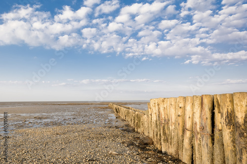 Wellenbrecher bei Ebbe an der Nordsee