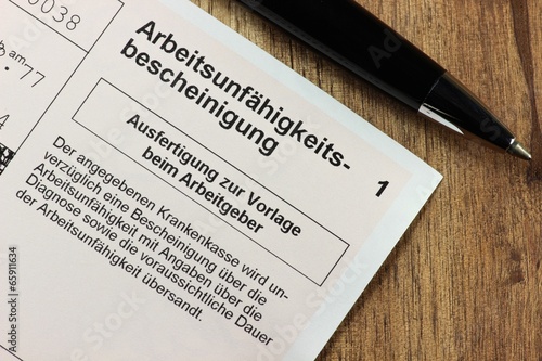 Krankenschein auf Schreibtisch photo