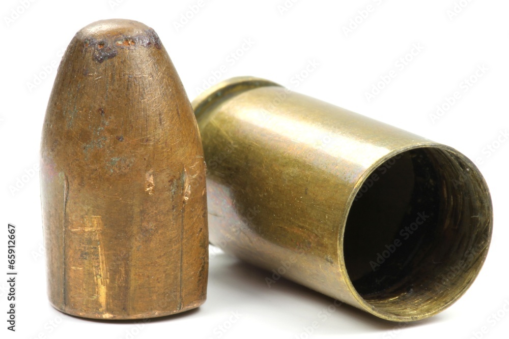 9 mm Projektil und Patronenhülse isoliert auf weißem Hintergrund 9 mm Projektil und Patronenhülse isoliert auf weißem Hintergrund