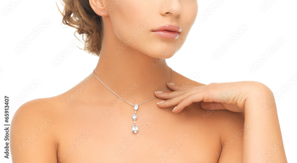 Obraz premium woman wearing shiny diamond pendant