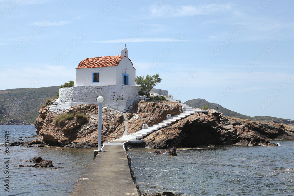 Kapelle auf einer kleinen Felseninsel im Meer