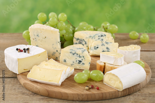 Käseplatte mit Käse wie Camembert, Weichkäse und Brie