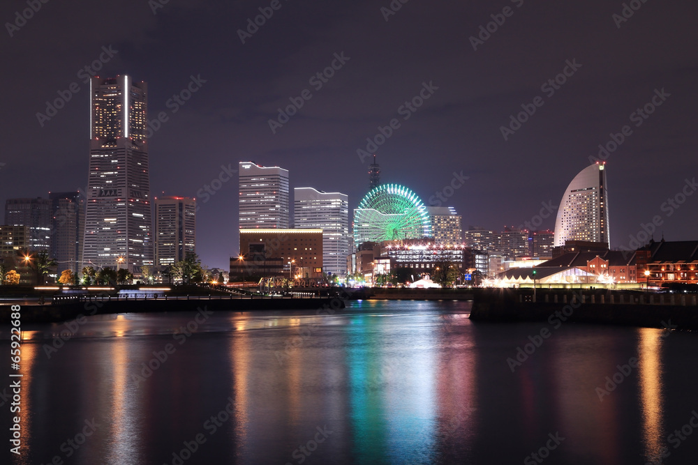 Naklejka premium View of marina bay at night in Yokohama City
