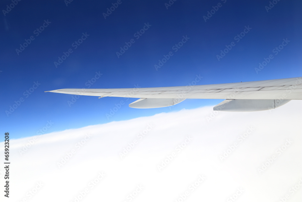 Fototapeta premium airplane wing above sky